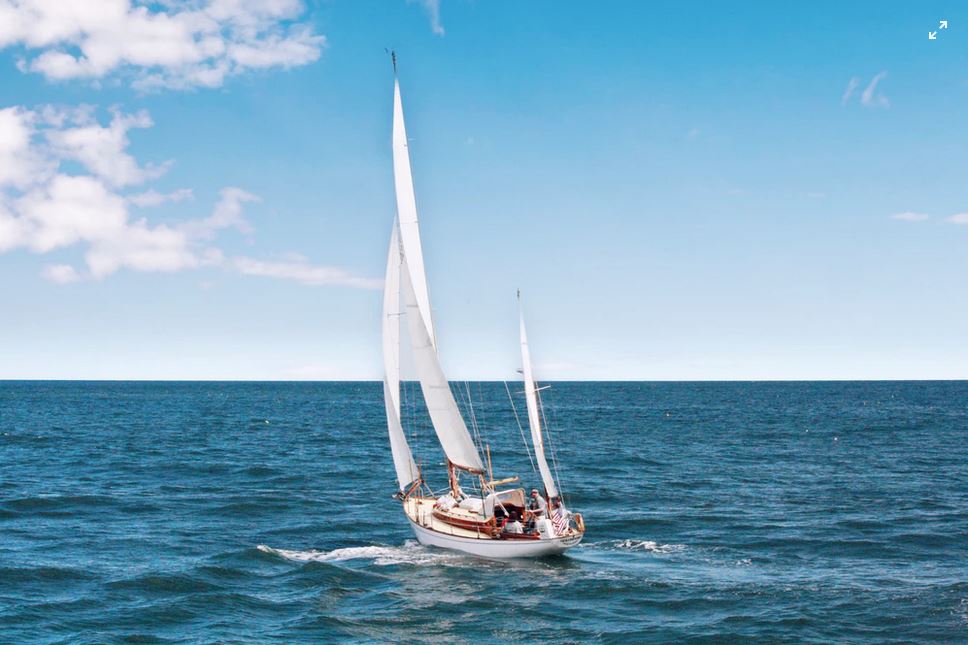 Парусная лодка, море