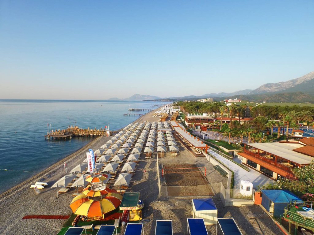 В Akka Alinda Hotel хороший для Кемера пляж