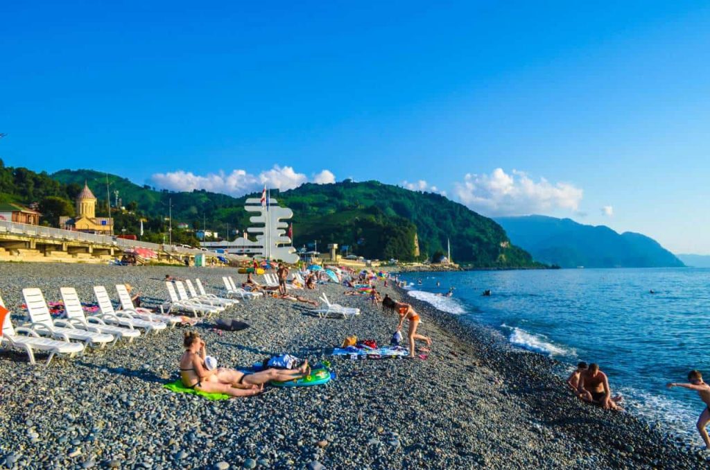Сарпи курорт в Грузии пляж галька гора море
