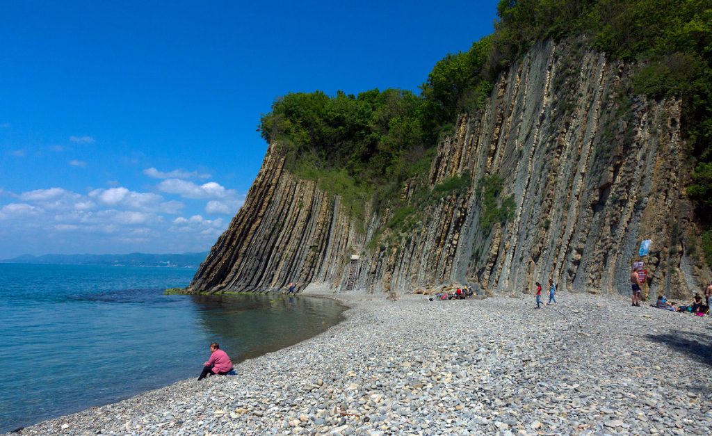 Пляж у скалы Киселева берег галька море