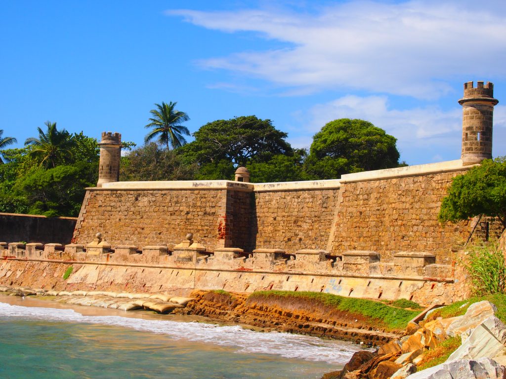 Старинная крепость море остров Castillo de San Carlos Borromeo в Пампатаре