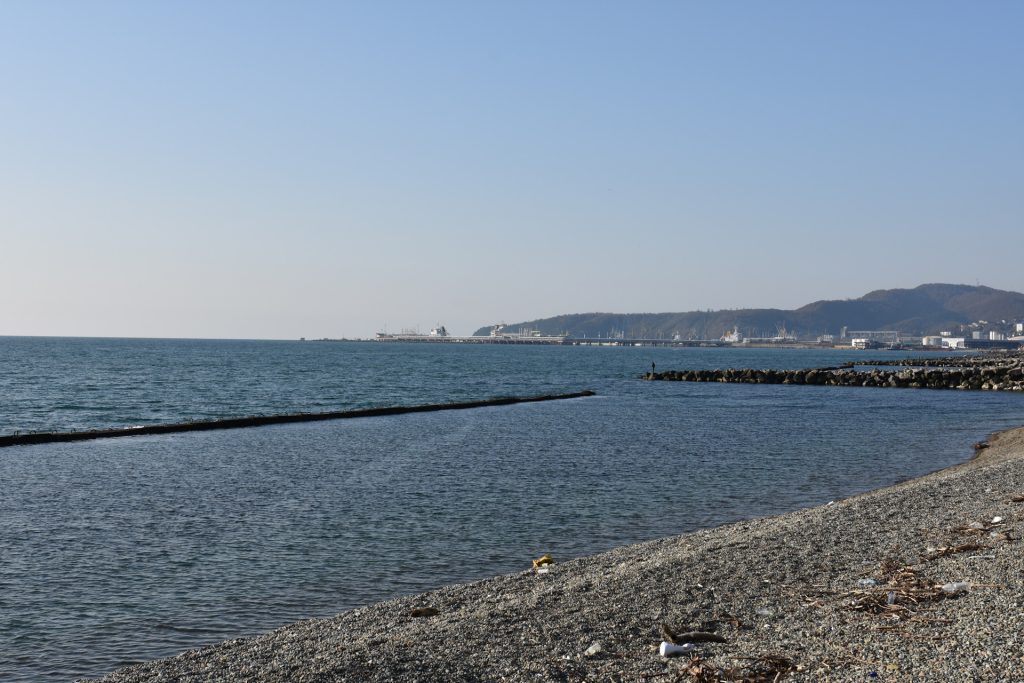 Весна пригород Туапсе море галька на берегу