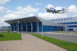 аэропорт Минвод самолет взлетает