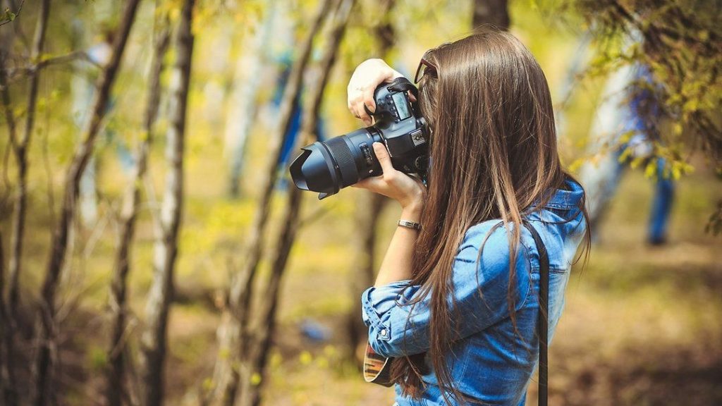 девушка фотоаппарат профессиональный