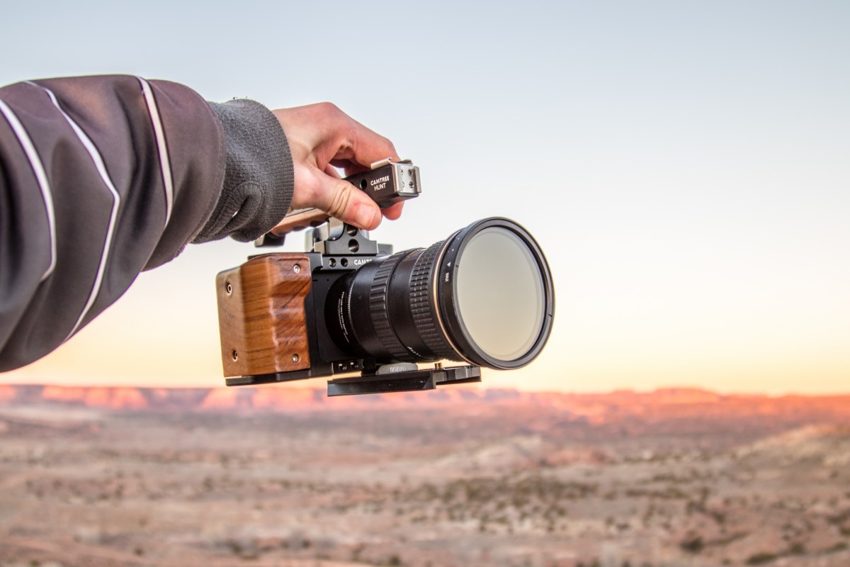 фотоаппарат в самолете над землей