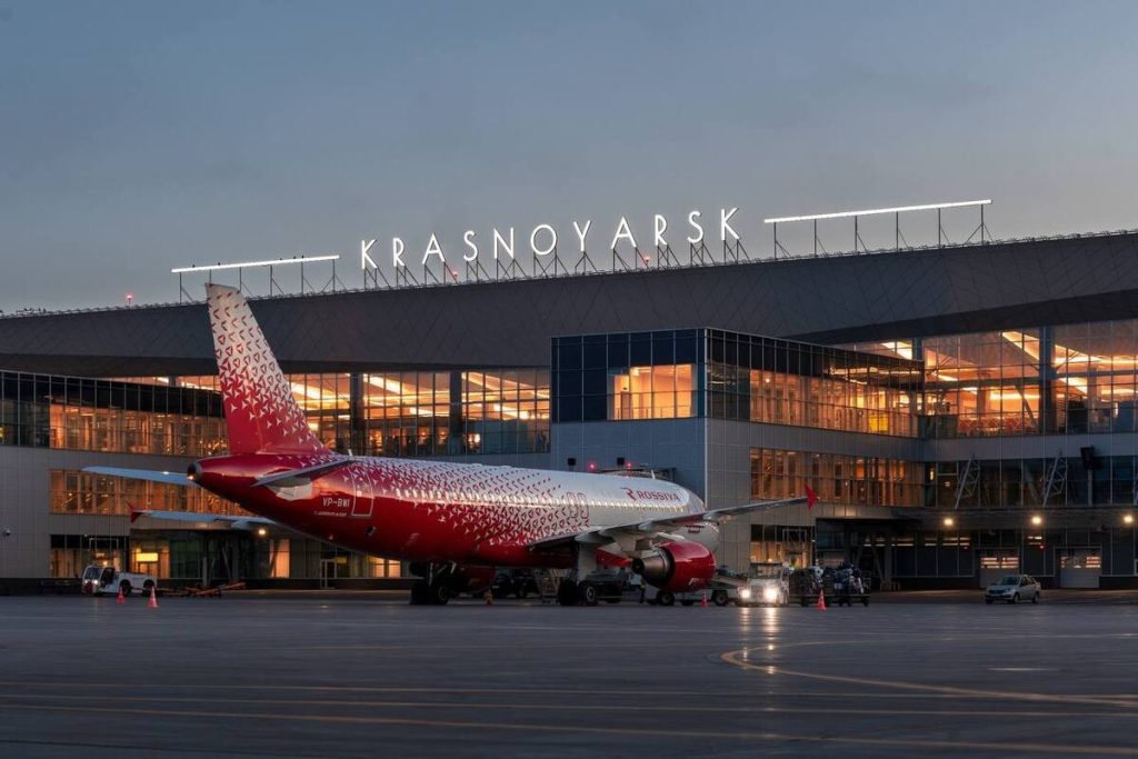 Аэропорт Красноярска самолет Россия вечер