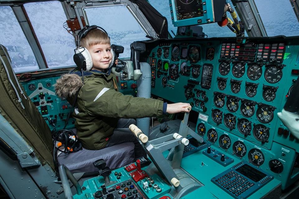 самолет ребенок кабина пилота управление фото