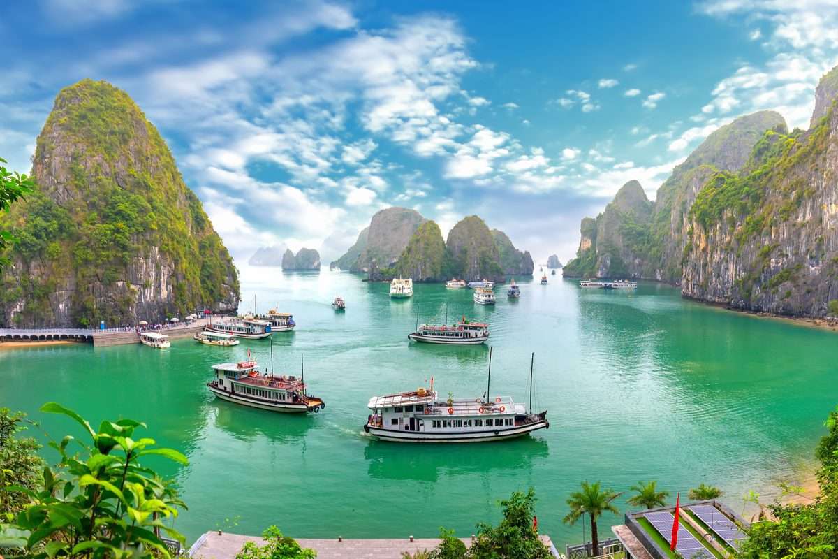 Вьетнам Халонг бухта корабли в море