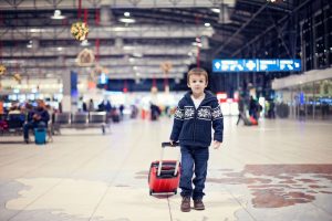 ребенок в аэропорту с чемоданом