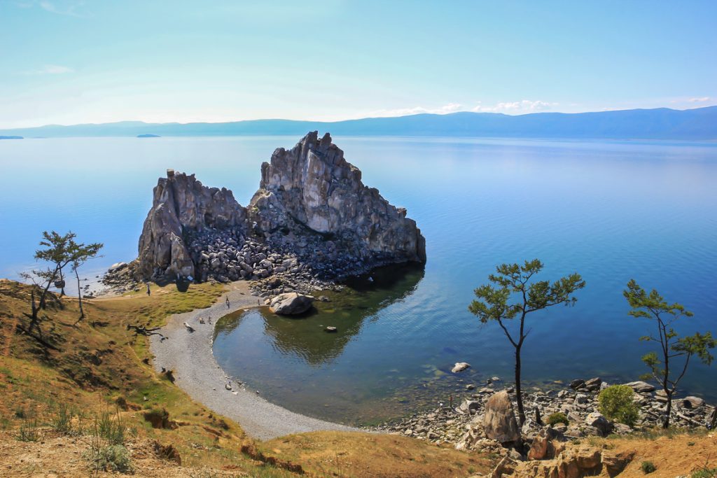 Скала Шаманка Ольхон Байкал вид