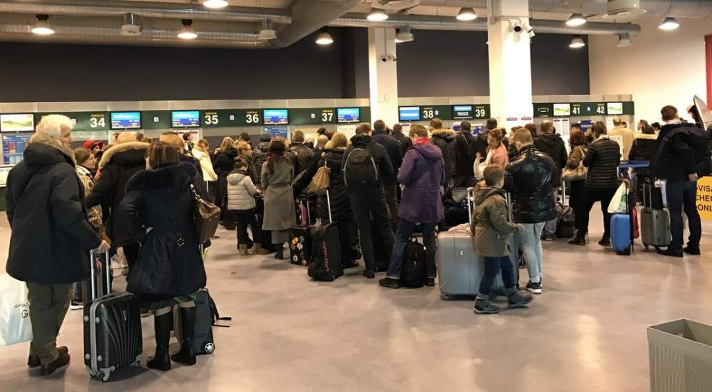 Очередь в аэропорту люди с чемоданами