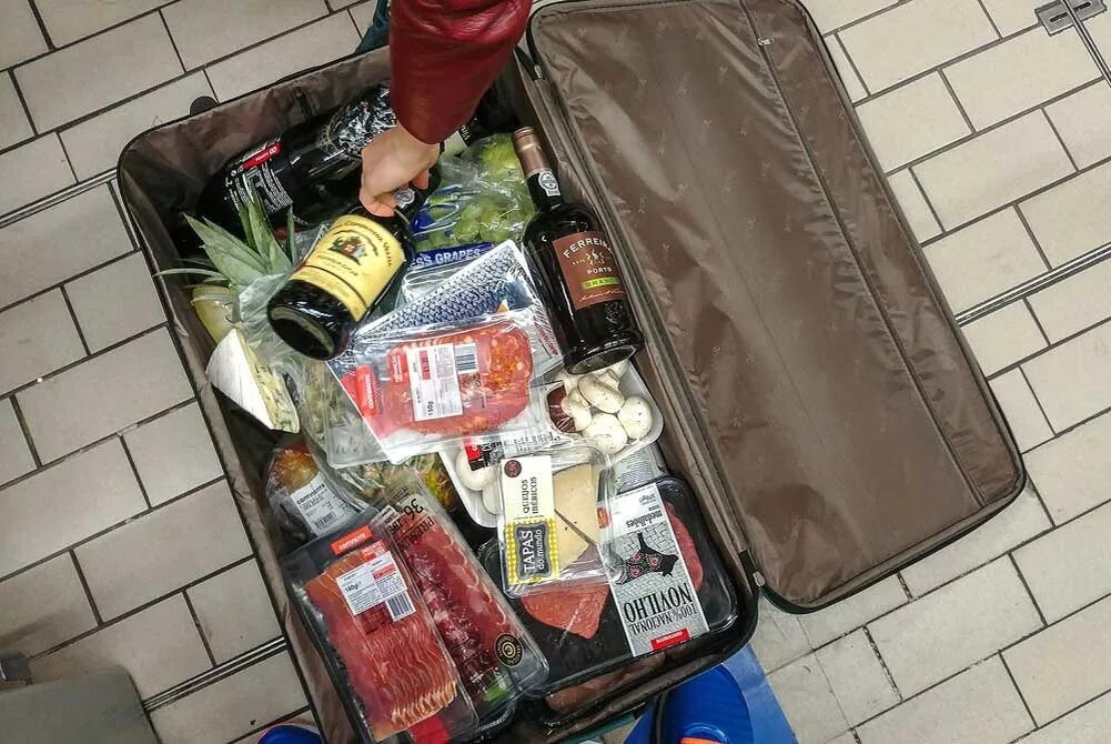 чемодан с продуктами колбаса сыр вино грибы шоколад
