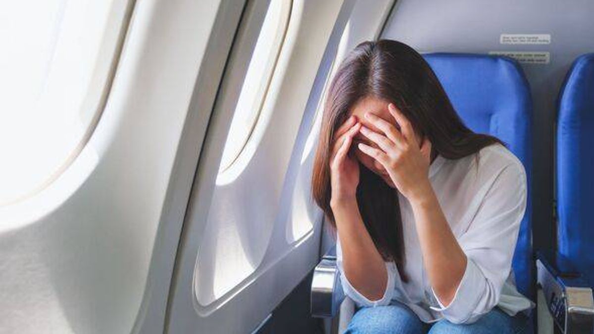 девушка в самолете грустная