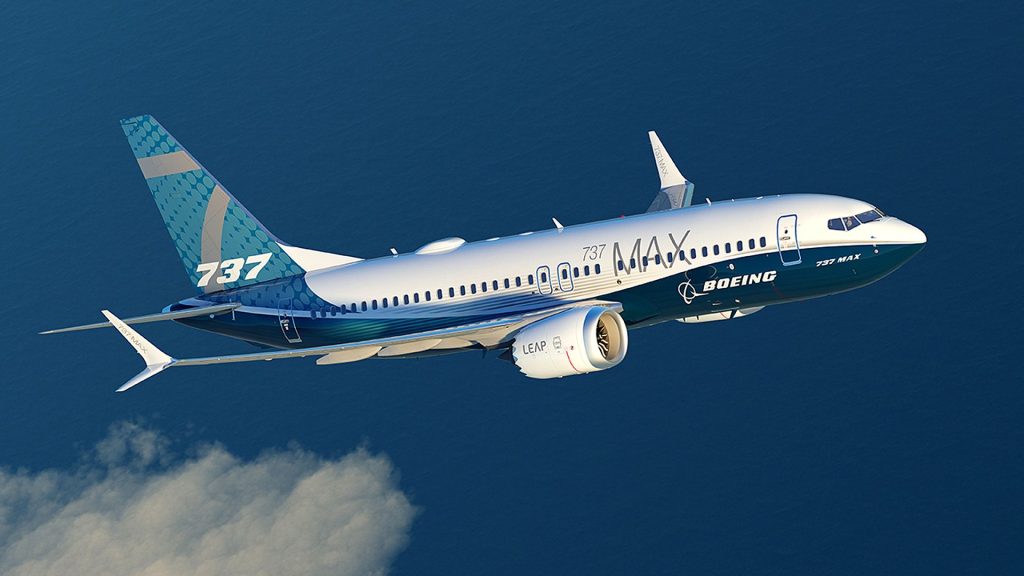 Боинг 737 MAX в небе летит самолет