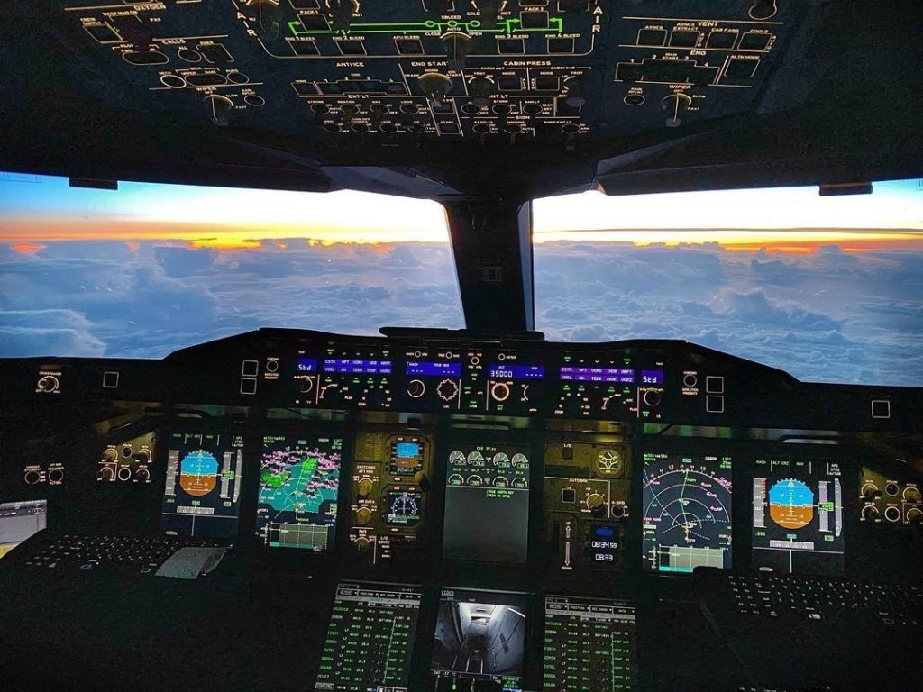 кабина пилота в небе датчики