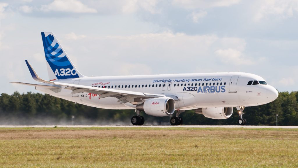 Аирбас модель А320 самолет взлетает